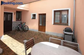 Domeček ve dvoře - Image 1