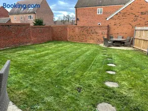 Stunning Large Detached Gloucester, 4 beds, 3 bedroom, 2 bathroom property, Nr Chelt, The Docks and Quays sleeps 6 - Image 2
