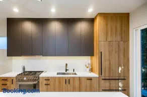Splendid One-Bedroom Sanctuary in Boston Central - Image 2