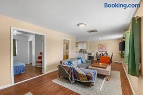 Cozy 3BR Casita Near Freeways with Gated Parking - Image 4