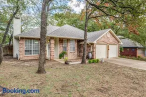 Spacious Brick House 3BR 2BA A+ - Image 3