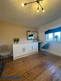 Charming 3 Bedroom High St Apartment - Image 5