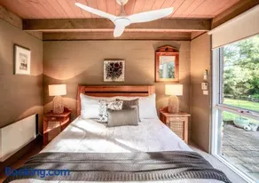 Coastal Couple Retreat - Gas Log Fireplace - Sleeps 2 - Ocean Grove - Image 3