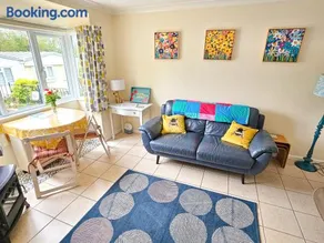 Dart Haven - cheerful holiday bungalow in Galmpton - Image 2