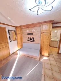 A4 km de Megève très joli studio avec jacuzzi ,vue sur les montagnes au calme - Image 3