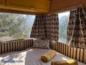 Séjour insolite en Caravane Vintage - Accès piscine et vue montagne - Domaine l'Aghja Vallica - Image 2