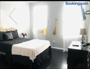 Sinai Hospital room w den attached - Image 4