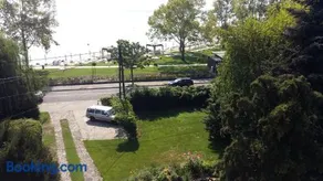 Lakeside Apartment - Image 4