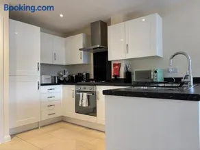 4BR Home - Gym - 3BA - Free Parking - En-suite - Near LGW Airport - Image 4