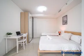 Balcony and record player minutes from Mascot - Image 3