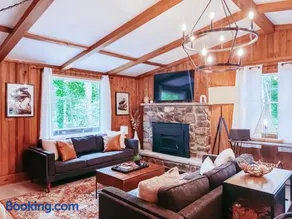 Stylish and Cozy Cabin, Walking Distance to Big Bass Lake - Image 1