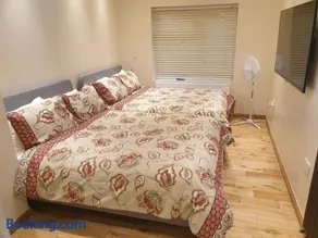 London Luxury Apartments 1min walk from Underground, with FREE PARKING FREE WIFI - Image 1