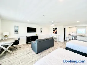 103 Queen ADA & Pet Friendly Suite, 1st Floor Sundown - Image 2