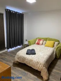Southend Luxe Retreat - Image 5