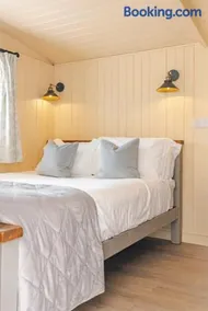 Shepherd's Hut, Bath - Image 4