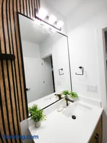 Luxury Guest Suite,Close to Airport,Fast Wifi - Image 2