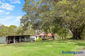 Large Luxury Farmhouse - Pet & Family Friendly Acreage Escape - The WilderNest - Image 2