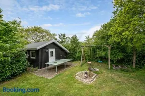 Lovely Holiday Home With Modern Facilities And Fenced Grounds - Image 2