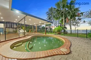 Absolute Beachfront Family Retreat - Image 2