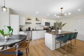 Group-Friendly 10BR Townhouse, Best Area in Bloomfield - Image 5