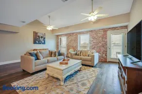 Downtown Loft - Above Bull & Barrel & Close to Georgia Southern - Image 1