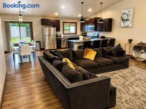 Elegant 3BR Fortuna Getaway - Image 2