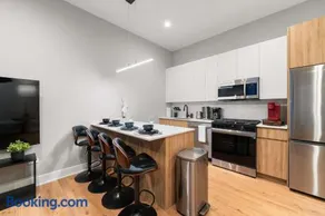 Steps from the Lake Edgewater Modern 2BD 2BA - Image 1