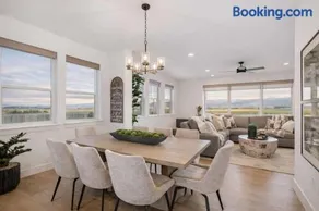 Modern Retreat for Groups with Majestic Views - Image 2
