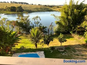 Casinha Branca De Varanda com piscina e fundo pra represa funil em Ijaci - Image 2