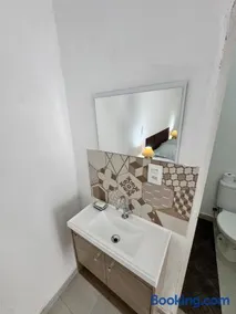 Suite 1 com Ar-Condicionado, TV, Wi-Fi e Geladeira - Image 1