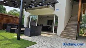 Sunrise Riverside House-Private Garden, Jacuzzi & BBQ - Image 3