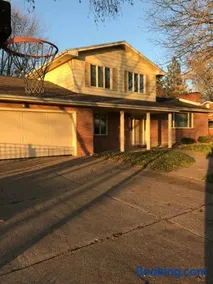Family friendly spacious with jacuzzi & fireplace! - Image 1