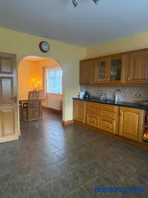 4 double bed detached bungalow in rural location - Image 3