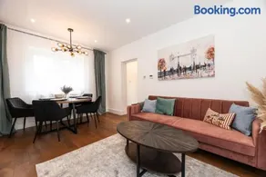 Stylish & Elegant 2-BR Flat In Greenwich London - Image 1