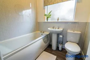 Lovely 4BDR home- Off street parking sleeps 7 - Image 4