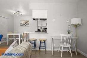 Central Austin - Parking - Sleeps 5 - Pet Friendly - Image 2