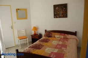 Merveilleux appartement entièrement équipé avec barbecue, jardin et terrasse | Vue piscine - Image 2