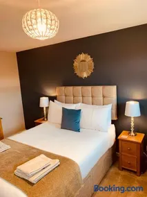 2 bedroom house walking distance to city centre WITH FREE PARKING - Image 3