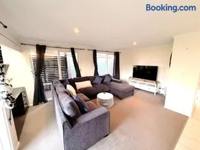Coastal Retreat, Spacious Home with EV Charging, Alfresco, Parking & WiFi - Image 4