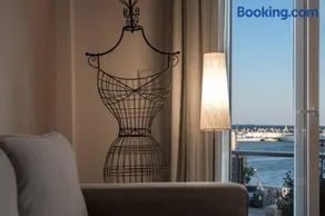 Ioanna Bayview Luxury Apartment 2BDR - Image 1