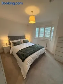 Cosy 2 bed Flat Woking 30 min via Train to London - Image 1