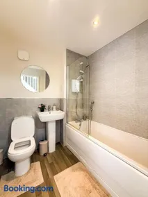 Modern 3-Bedroom Wolverhampton City Home, WiFi&Parking - Image 2