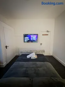 City Centre flat, Near Stadium & castle, Sleeps 4 - Image 3