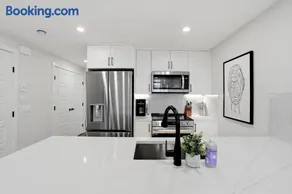 New Modern 1Br Condo Near Airport - Image 2