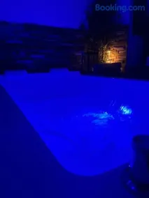 Nuit Magique en Love Room avec Jacuzzi Privé - Image 2