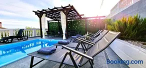 Sunny Holiday House with pool - Image 1