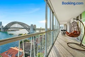 Sydney's Landmark Views from Luxury 2Bd Apt - Image 2