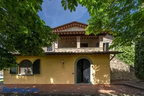 Experience the charm of Tenuta Le Caselle a cozy farmhouse surrounded by nature and comfort - Image 5