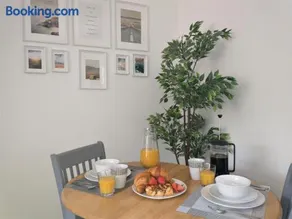 ChiPad Mono - Comfy City Centre Apartment with Free Parking Space - Image 3
