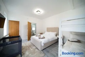 Spacious Duplex Apartment - Perfectly Situated in the Heart of the City - Image 4